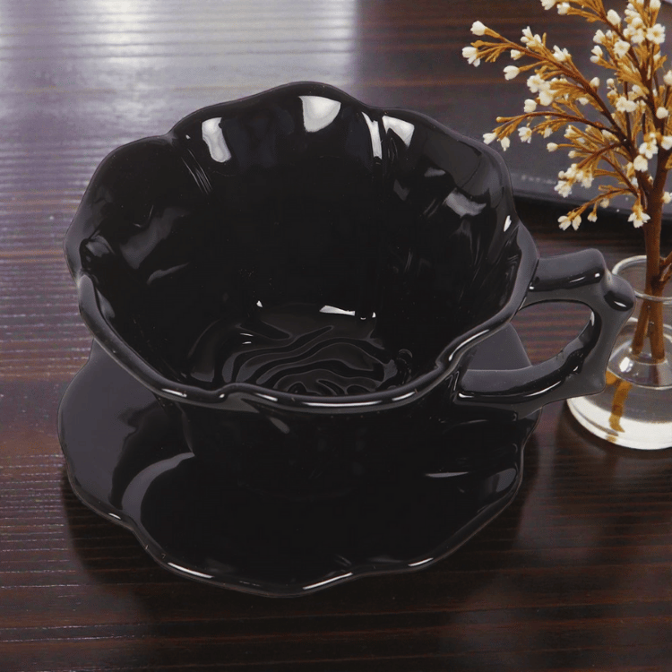 Schwarze Rosen-Teetasse mit Untertasse – Gothic Keramikbecher