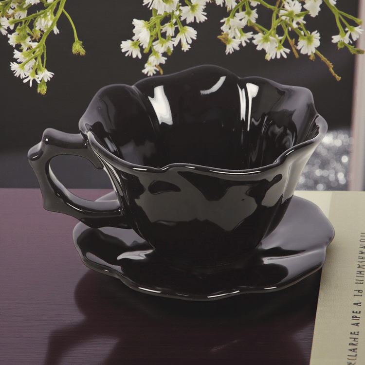 Schwarze Rosen-Teetasse mit Untertasse – Gothic Keramikbecher