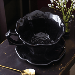 Schwarze Rosen-Teetasse mit Untertasse – Gothic Keramikbecher