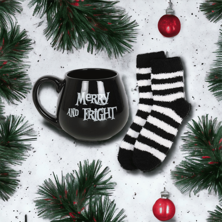 Schwarze Weihnachtstasse & Kuschelsocken Set