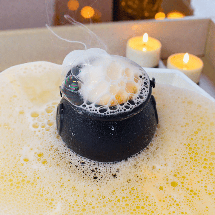 Hexenkessel Badebombe – Orangenduft Badefizzer für spooky Selfcare-Momente