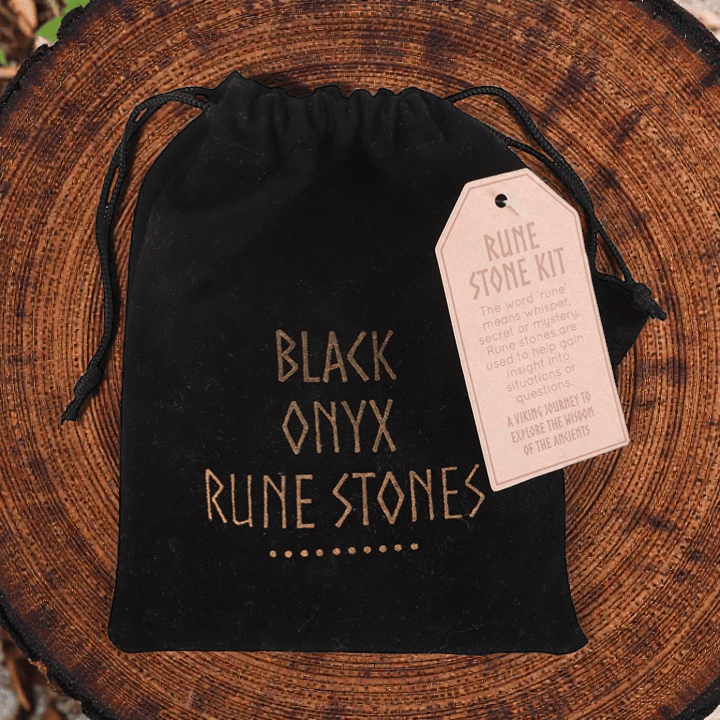 Runensteine Set aus schwarzem Onyx – 25 Viking Runen für Orakel und Deko