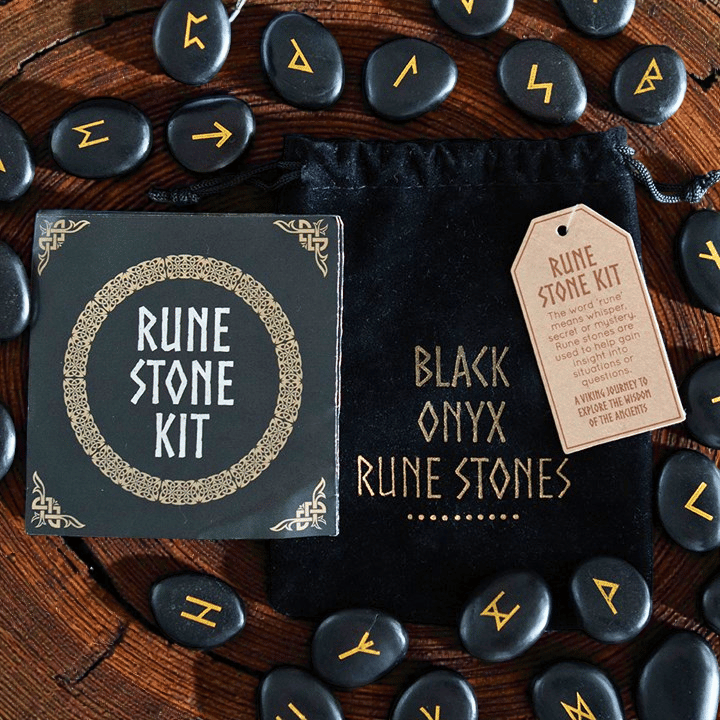 Runensteine Set aus schwarzem Onyx – 25 Viking Runen für Orakel und Deko