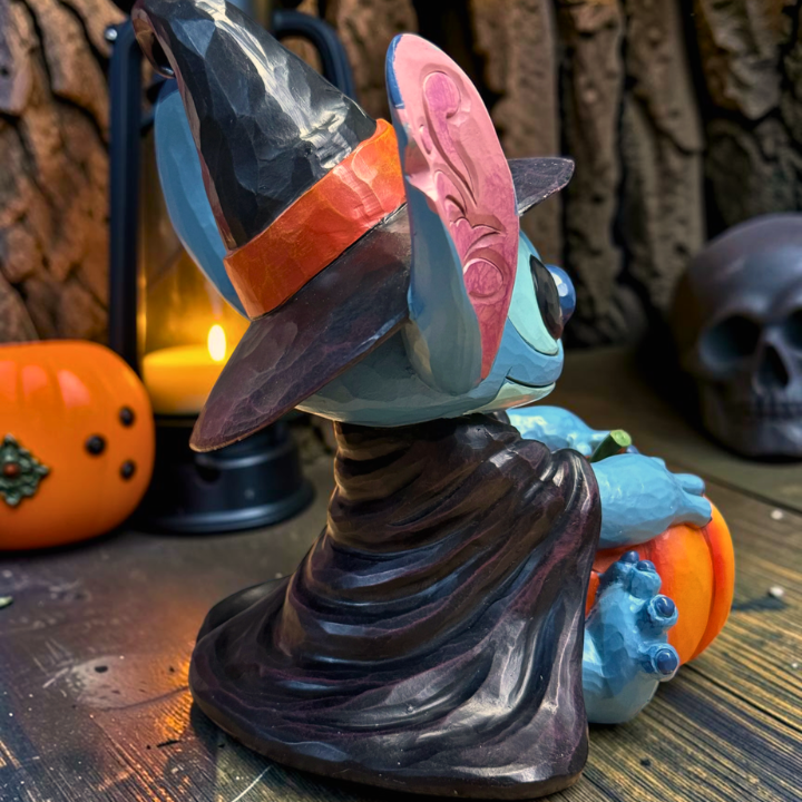Disney Stitch als kleine Hexe mit Kürbislaterne