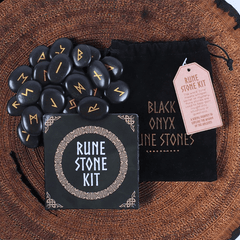 Runensteine Set aus schwarzem Onyx – 25 Viking Runen für Orakel und Deko
