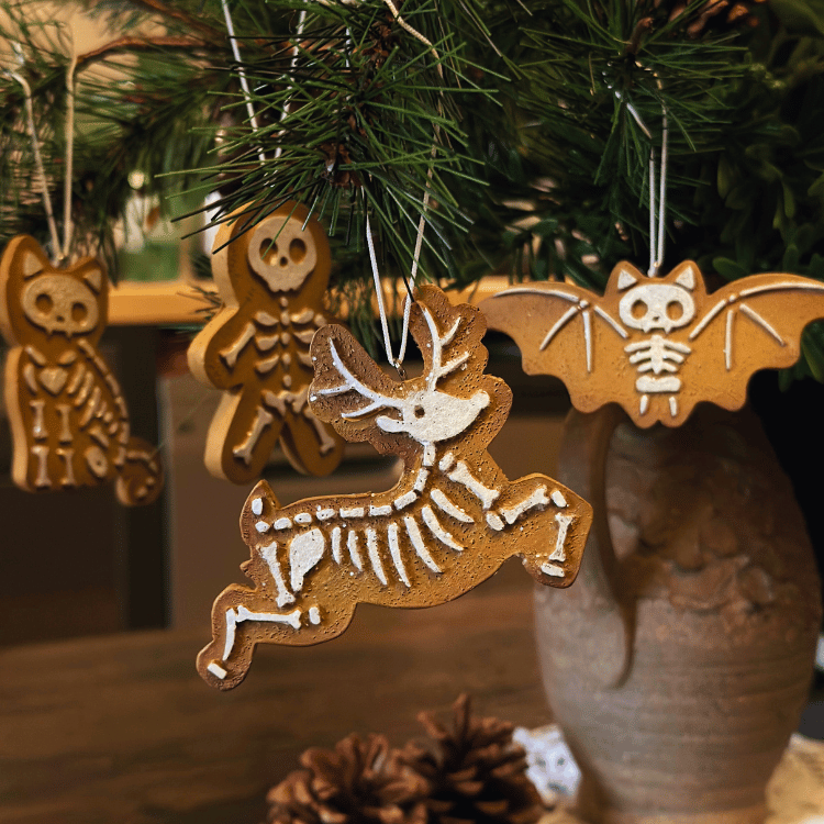 Skelett-Keks Baumschmuck – 4er-Set gruselige Ornamente