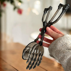 Skelett-Salatbesteck – spooky Greifzange im Knochen-Design