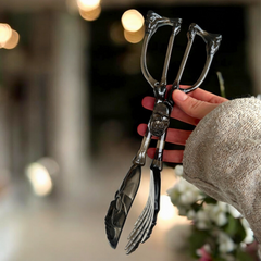 Skelett-Salatbesteck – spooky Greifzange im Knochen-Design