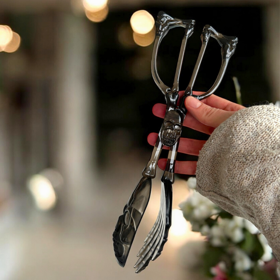 Skelett-Salatbesteck – spooky Greifzange im Knochen-Design