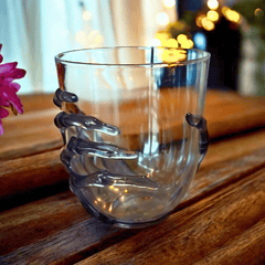 Skelettglas mit schwarzer Knochenhand – Für spooky Drinks