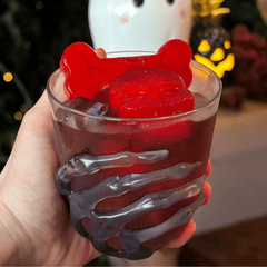 Skelettglas mit schwarzer Knochenhand – Für spooky Drinks