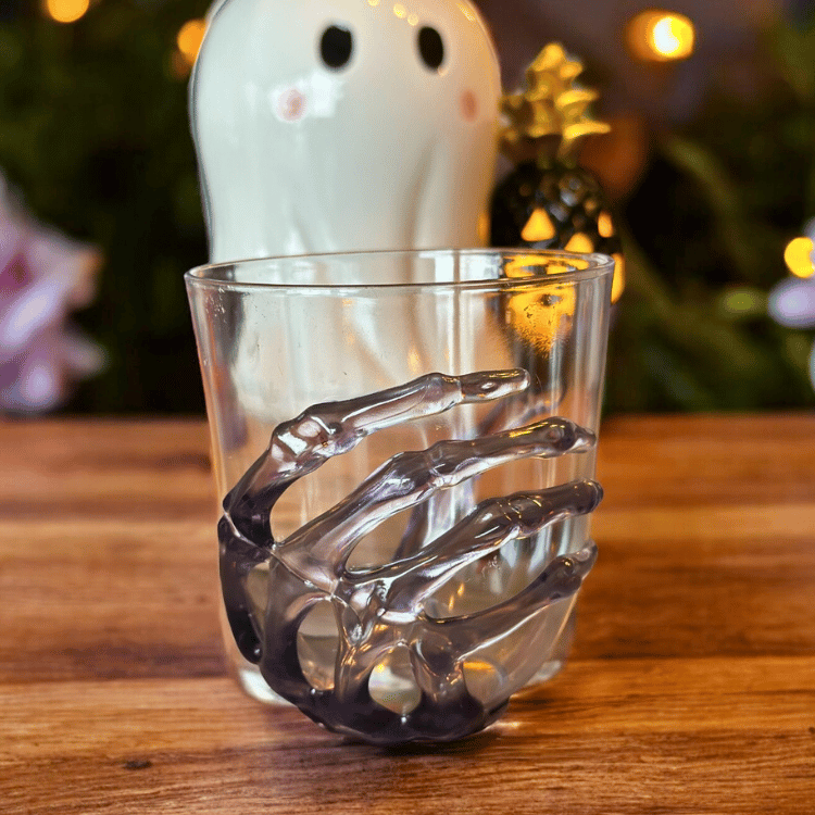 Skelettglas mit schwarzer Knochenhand – Für spooky Drinks
