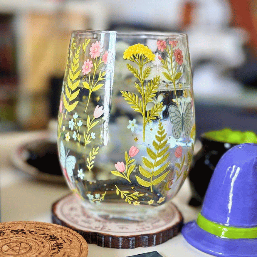 Sommermagie Trinkglas mit Blumen- und Schmetterlingmotiv