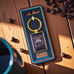 Steven Rhodes Schlüsselanhänger – „Worship Coffee“ Retro-Motiv