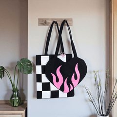 Stoffbeutel mit Schachbrettmuster & Herz-Pin