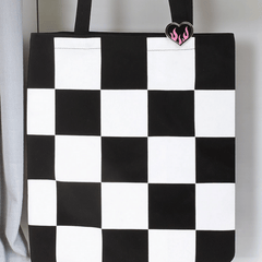 Stoffbeutel mit Schachbrettmuster & Herz-Pin