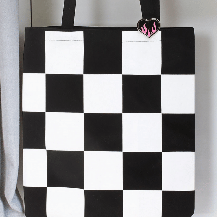 Stoffbeutel mit Schachbrettmuster & Herz-Pin