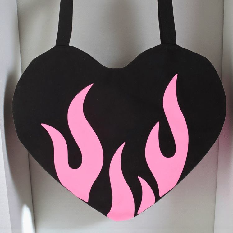 Stoffbeutel mit brennendem Herz – Satin-Tragetasche