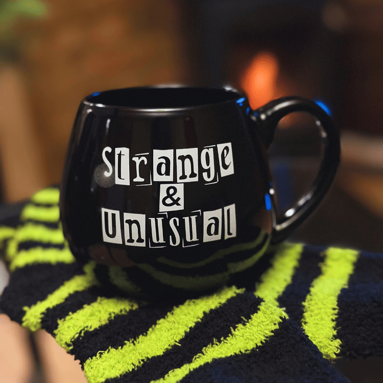 Strange & Unusual Tasse mit gestreiften Socken – Geschenkset