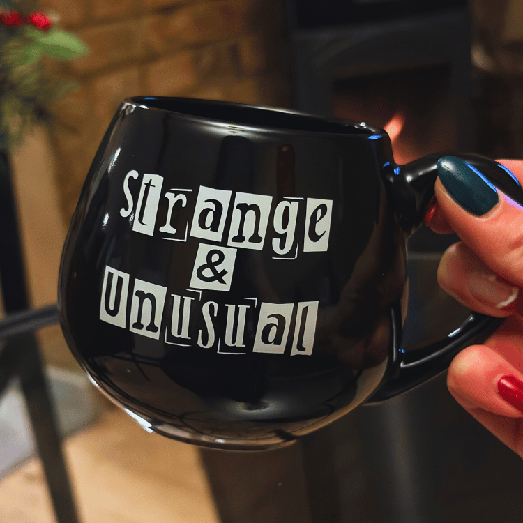 Strange & Unusual Tasse mit gestreiften Socken – Geschenkset