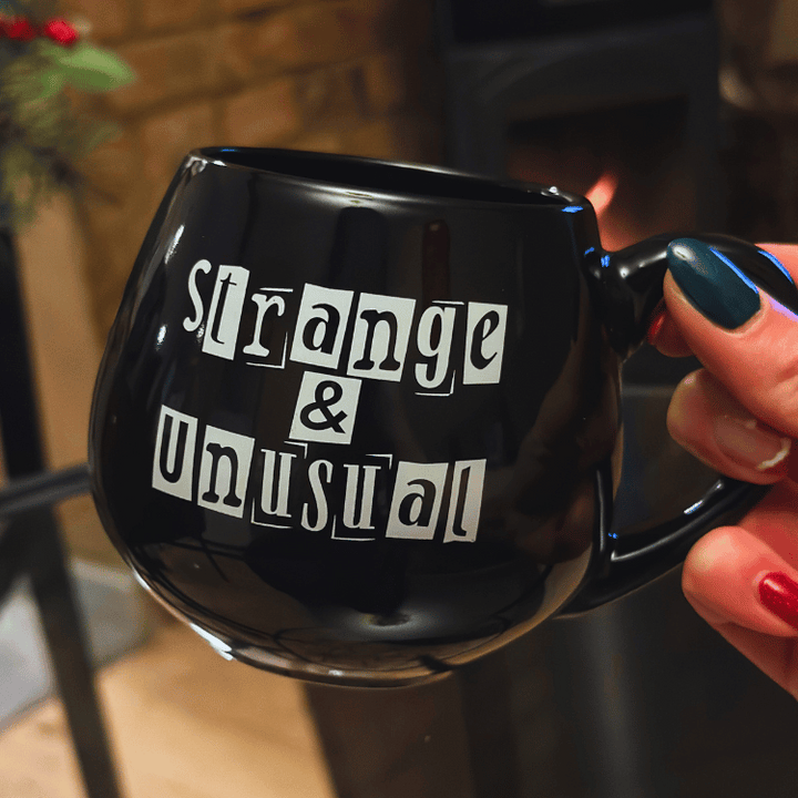 Strange & Unusual Tasse mit gestreiften Socken – Geschenkset