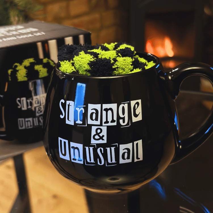 Strange & Unusual Tasse mit gestreiften Socken – Geschenkset