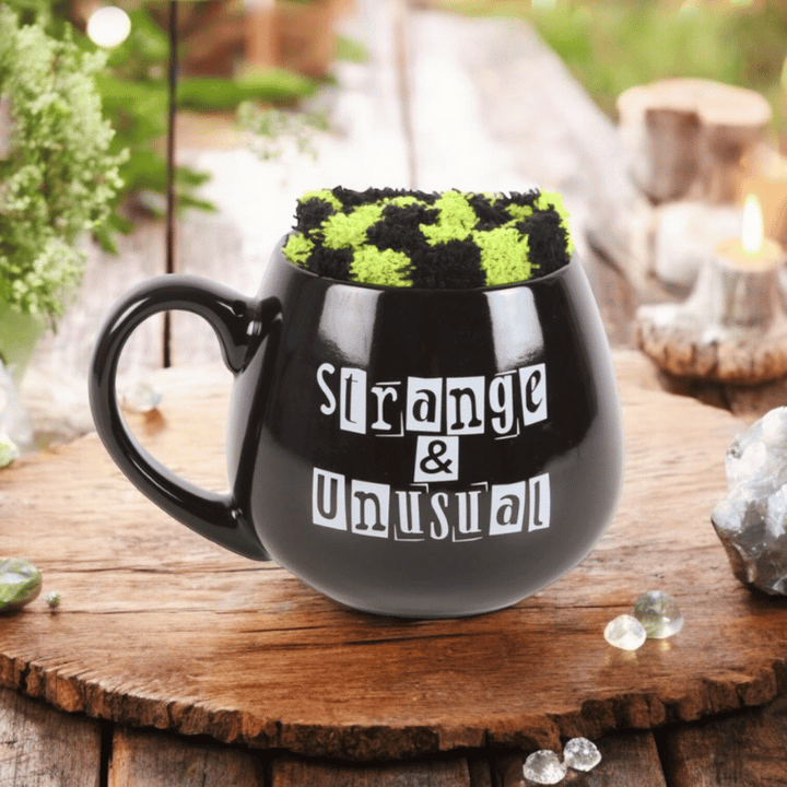 Strange & Unusual Tasse mit gestreiften Socken – Geschenkset