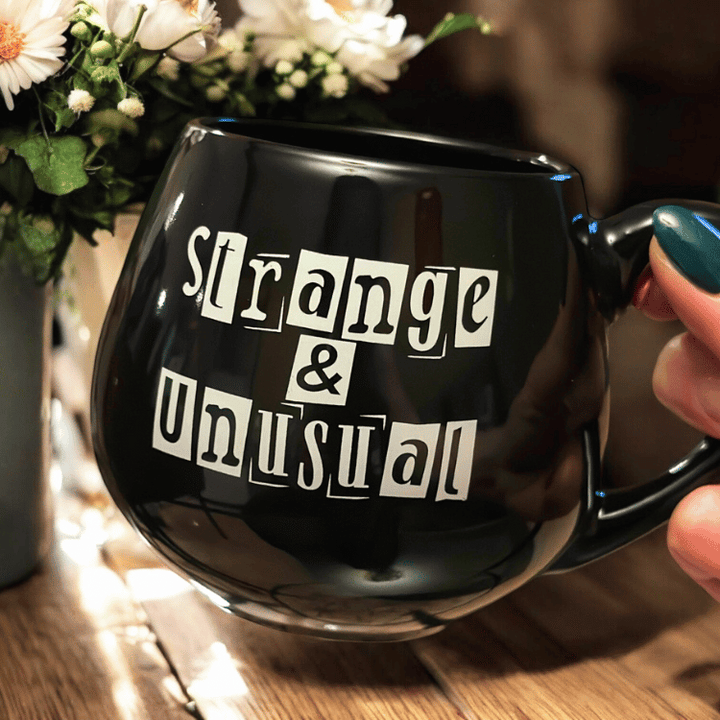 Strange & Unusual Tasse mit gestreiften Socken – Geschenkset