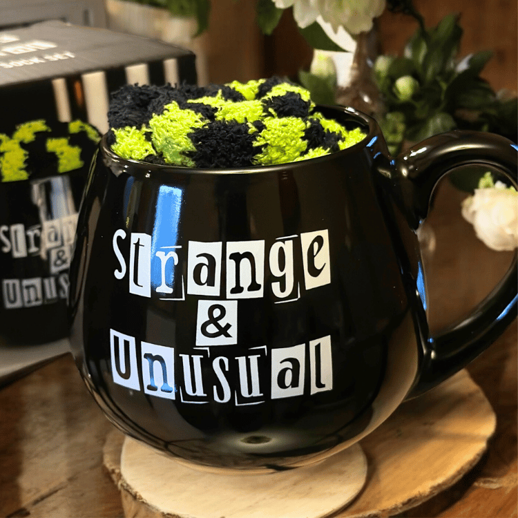 Strange & Unusual Tasse mit gestreiften Socken – Geschenkset