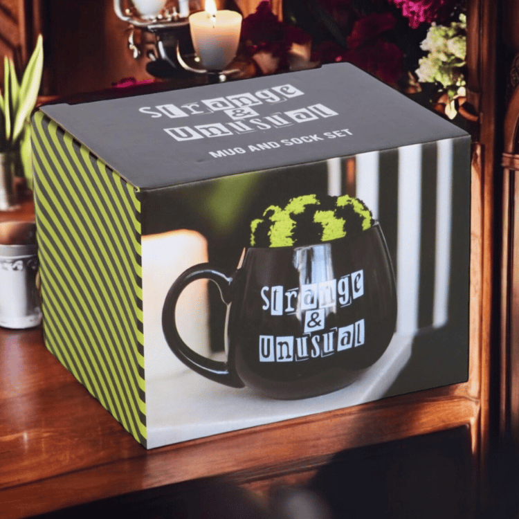 Strange & Unusual Tasse mit gestreiften Socken – Geschenkset