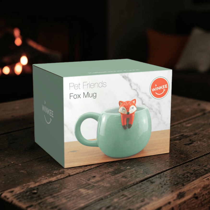 Süßer Kaffeebecher mit kletterndem Fuchs