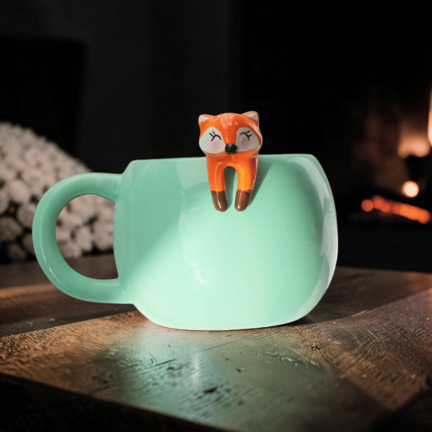 Süßer Kaffeebecher mit kletterndem Fuchs
