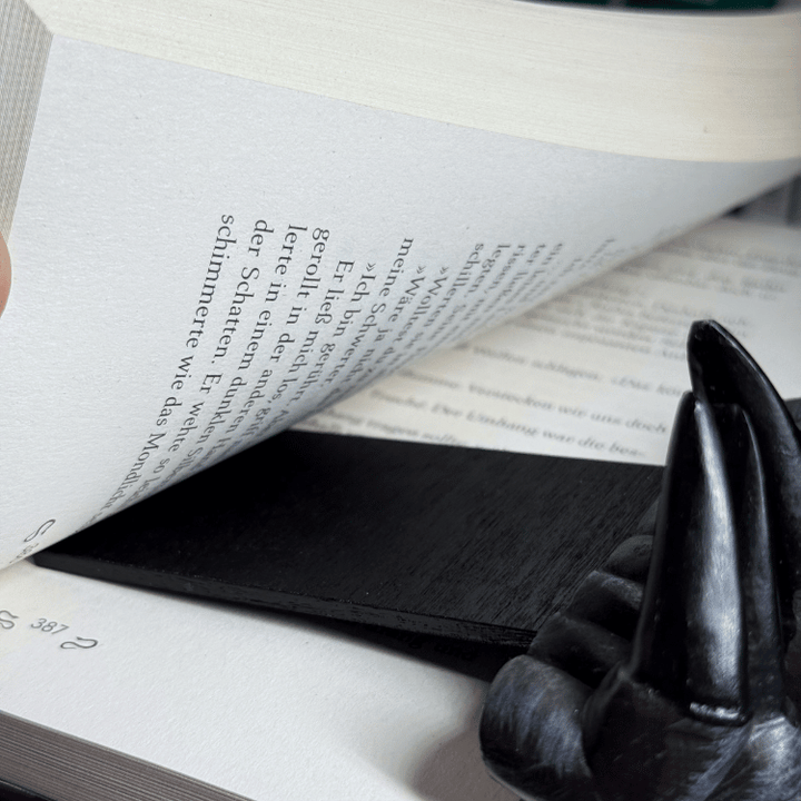 Teufelshand Lesezeichen – Gruselige Buchdeko aus Kunstharz