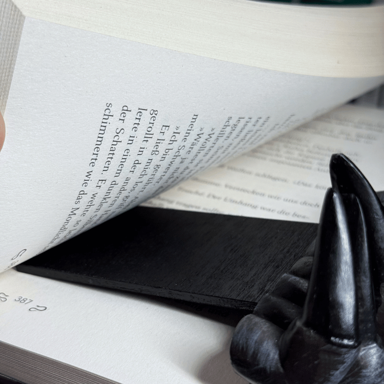 Teufelshand Lesezeichen – Gruselige Buchdeko aus Kunstharz