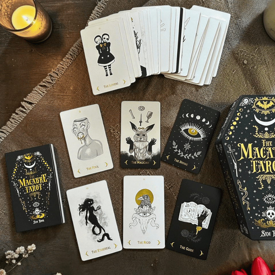 The Macabre Tarot – Tarotkarten Deck in Sargform für Dark Aesthetic Fans (Englisch)