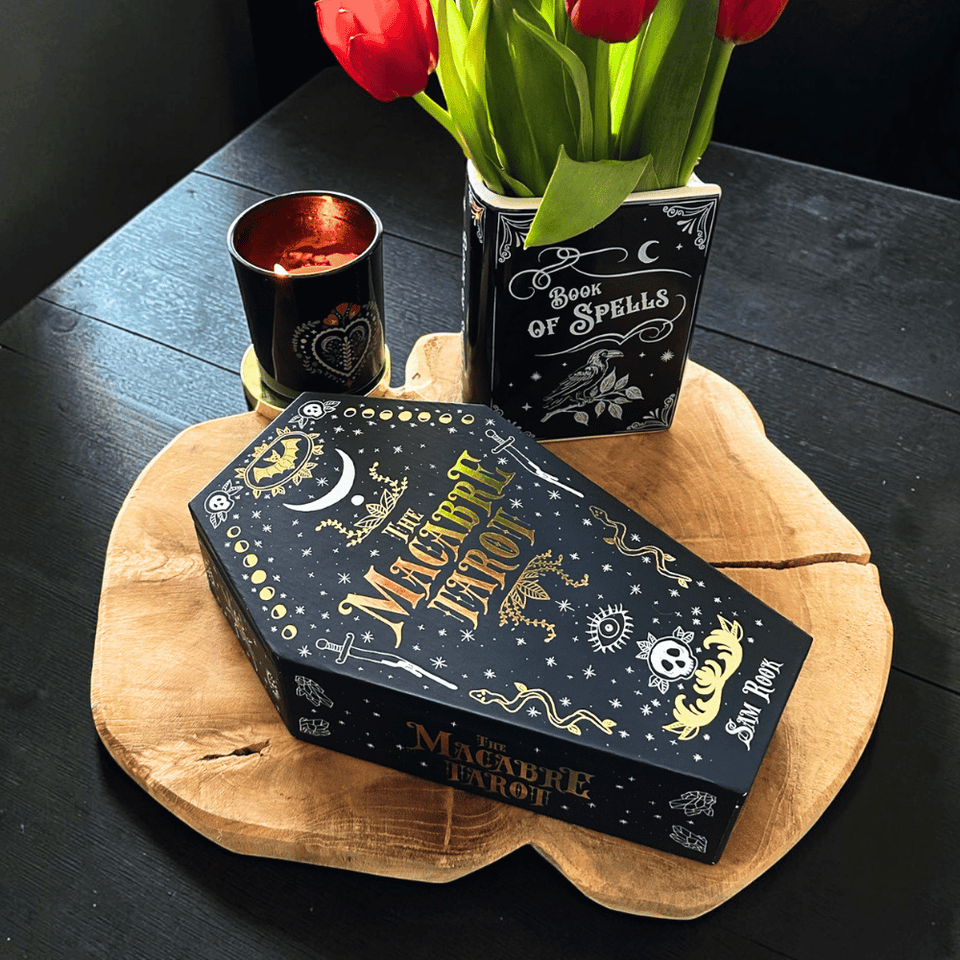 The Macabre Tarot – Tarotkarten Deck in Sargform für Dark Aesthetic Fans (Englisch)