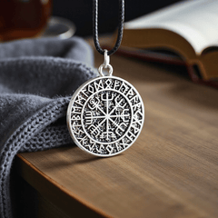 Vegvísir Halskette – Wikinger Kompass am schwarzen Band