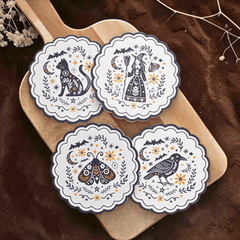 Summerween Untersetzer-Set – Folk-Art-Look (Hexe, Katze, Rabe, Motte)