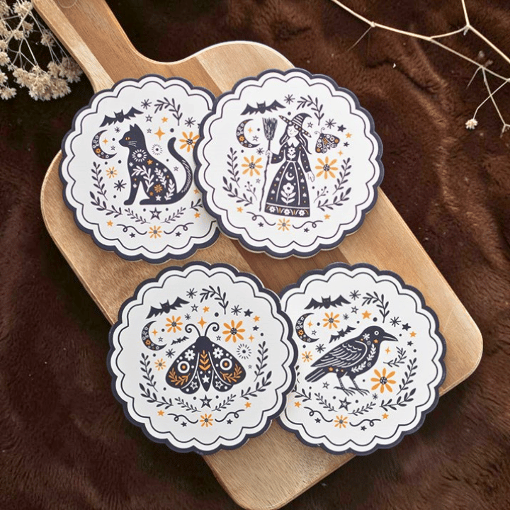 Summerween Untersetzer-Set – Folk-Art-Look (Hexe, Katze, Rabe, Motte)