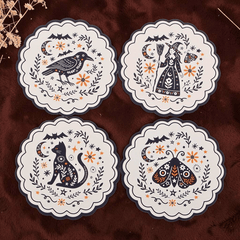 Summerween Untersetzer-Set – Folk-Art-Look (Hexe, Katze, Rabe, Motte)