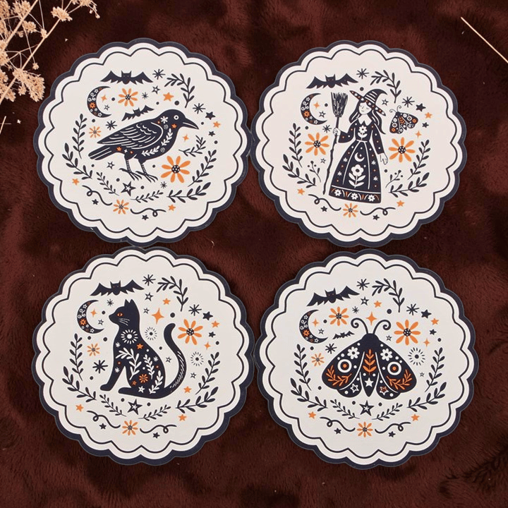 Summerween Untersetzer-Set – Folk-Art-Look (Hexe, Katze, Rabe, Motte)