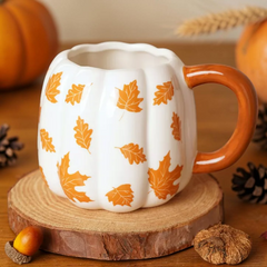 Kürbis Tasse mit fallenden Blättern