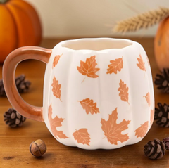 Kürbis Tasse mit fallenden Blättern