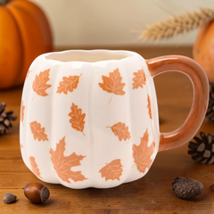 Kürbis Tasse mit fallenden Blättern