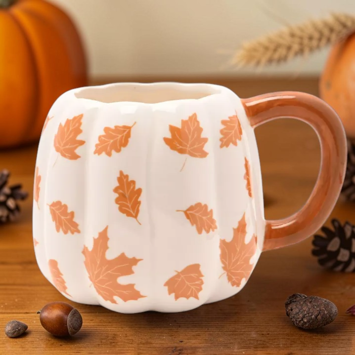 Kürbis Tasse mit fallenden Blättern