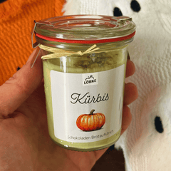 Weiße Schokoladencreme mit Kürbiskernen vom Hof
