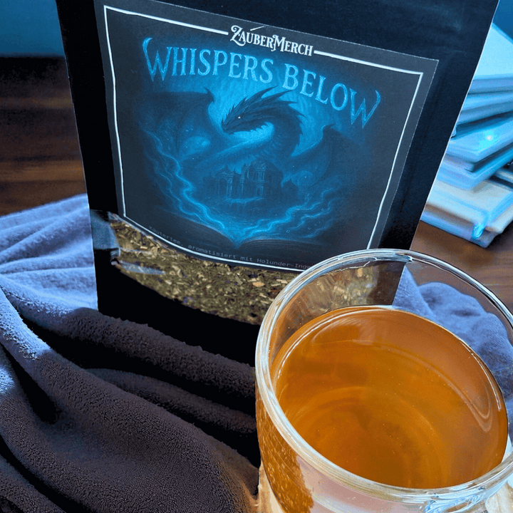 Whispers Below – Drachen Tee Holunder & Ingwer | Limitierter Booklover Tee