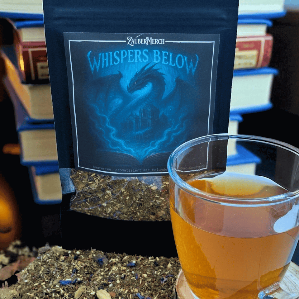 Whispers Below – Drachen Tee Holunder & Ingwer | Limitierter Booklover Tee