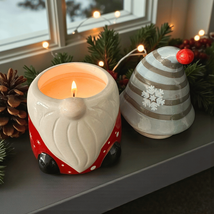 Wichtel Kerze – Weihnachtswichtel mit Duft nach Winterbeeren oder Tannenzweigen