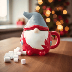 Wichtel Tasse mit Deckel – Weihnachtliche Keramiktasse in Rot & Grau